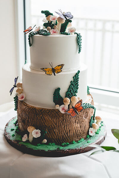 swoon worthy wedding cake- tree trunk wedding cake