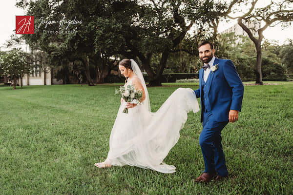 newlywed couple walking across the lawn at the Tampa Garden Club