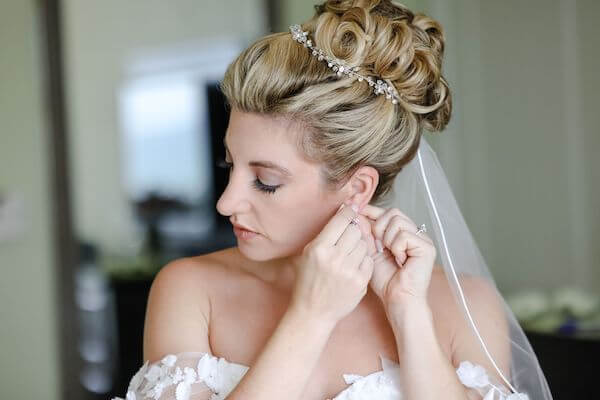 bride putting in her earrings