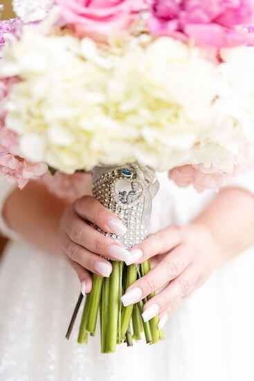 bouquet with a photo of the bride's late father