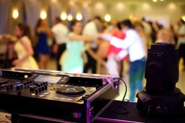 wedding dj with a full dance floor