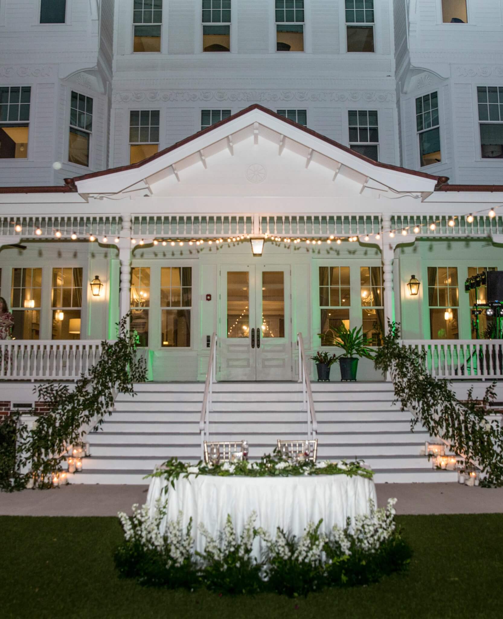 luxurious sweetheart table on the lawn of the Belleview Inn