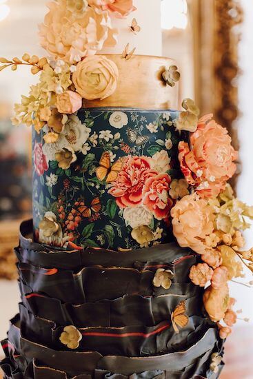 Close up details of a wedding cake for a couple's Dade City wedding