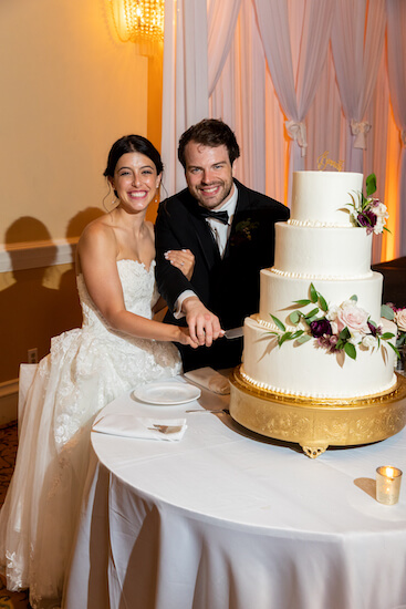 Bride and groom cutting their wedding cake at InnisBrook Golf Resort