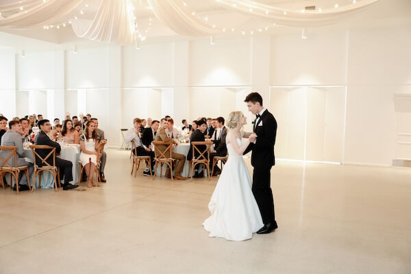 Brid eand groom's first dance