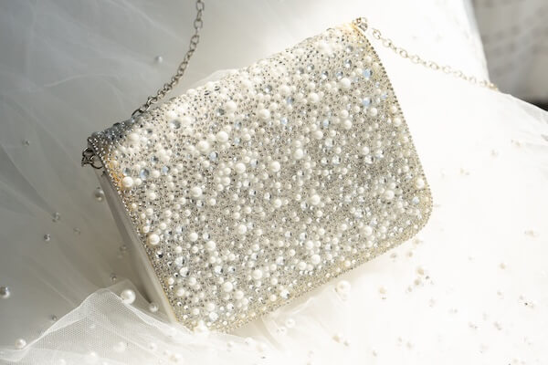 Handbag with pearls for a beach-themed wedding