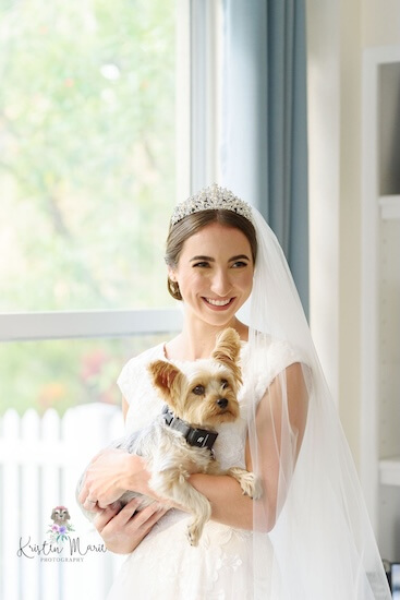 A bride and her púppy.