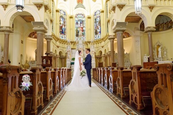 Bride and groom's wedding pórtrait inside Sacred Heart Catholic chuch in Tampa.