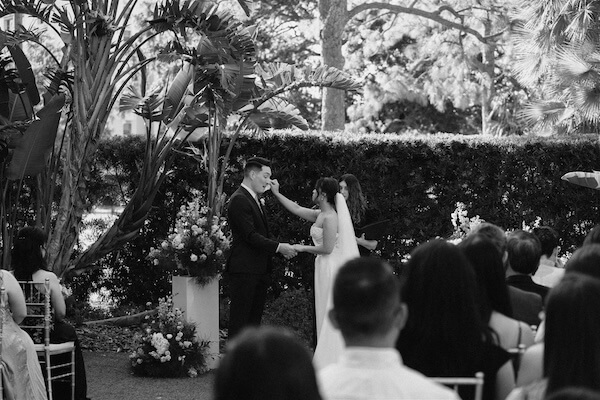 An outdoor wedding ceremony at the Tampa Garden Club.